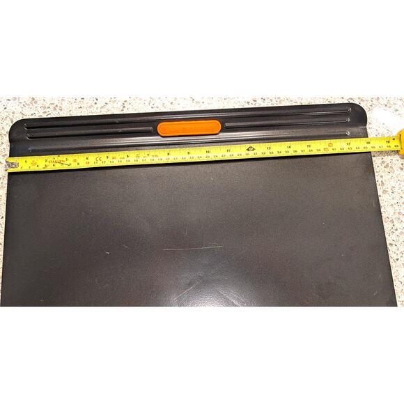 Le Creuset Bakeware Insulated Toughened Non-Stick Cookie Sheet - 18”x14”x1” - Picture 3 of 5